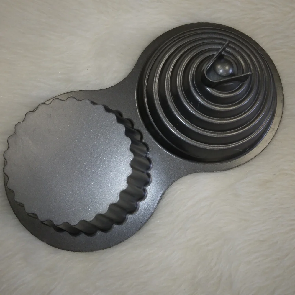 BAKING PAN Wilton Giant Cupcake Pan, good used condition